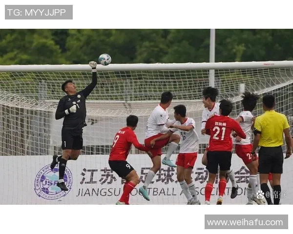 足球巨星训练瞬间：专注、拼搏、荣耀背后的汗水与坚持