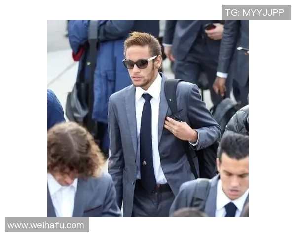 足球球星穿着休闲西装演绎时尚魅力 打造赛场之外的经典风采