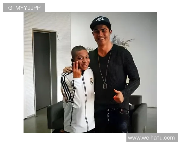 足球四大巨星合影:三位女球员与一位男球员齐聚一堂,共享荣耀时刻 足球四大巨星合影:三位女球员与一位男球员齐聚一堂,共享荣耀时刻